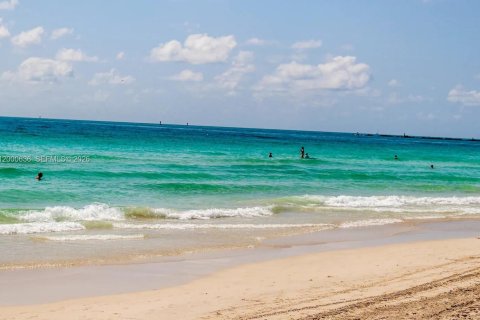 Condo in Miami Beach, Florida, 1 bedroom № 2281489 - photo 11