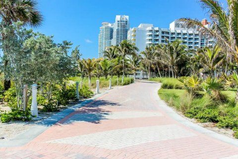 Condo in Miami Beach, Florida, 1 bedroom № 2281489 - photo 17