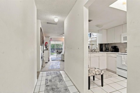 Condo in Tampa, Florida, 2 bedrooms  № 2383357 - photo 11