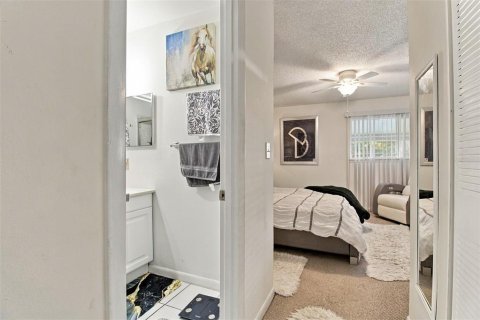 Condo in Tampa, Florida, 2 bedrooms  № 2383357 - photo 19