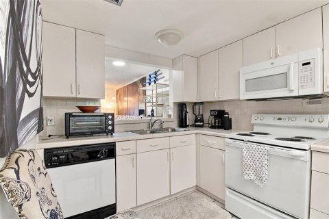 Condo in Tampa, Florida, 2 bedrooms  № 2383357 - photo 13