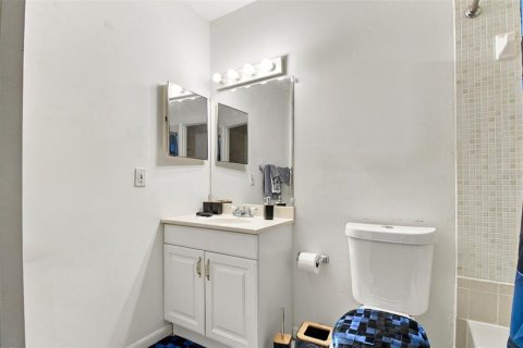 Condo in Tampa, Florida, 2 bedrooms  № 2383357 - photo 23