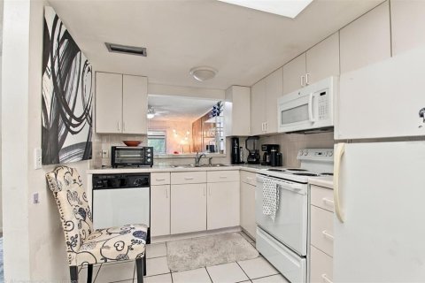 Condo in Tampa, Florida, 2 bedrooms  № 2383357 - photo 12