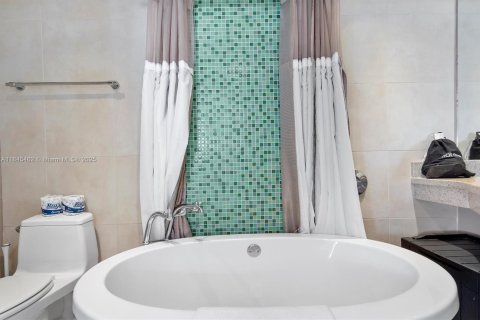 Condo in Miami Beach, Florida № 1960731 - photo 15