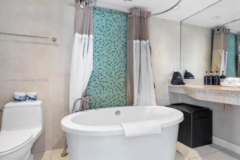 Condo in Miami Beach, Florida № 1960731 - photo 16