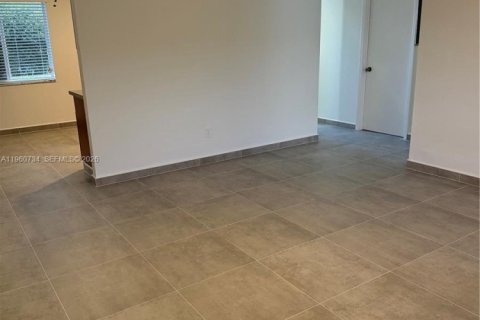 Villa ou maison à louer à West Palm Beach, Floride: 3 chambres, 275.73 m2 № 2023514 - photo 3