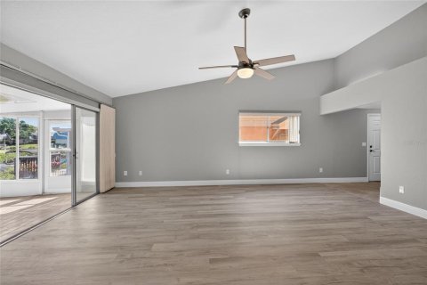 House in Seminole, Florida 2 bedrooms, 111.95 sq.m. № 2094145 - photo 21
