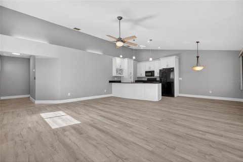 House in Seminole, Florida 2 bedrooms, 111.95 sq.m. № 2094145 - photo 11