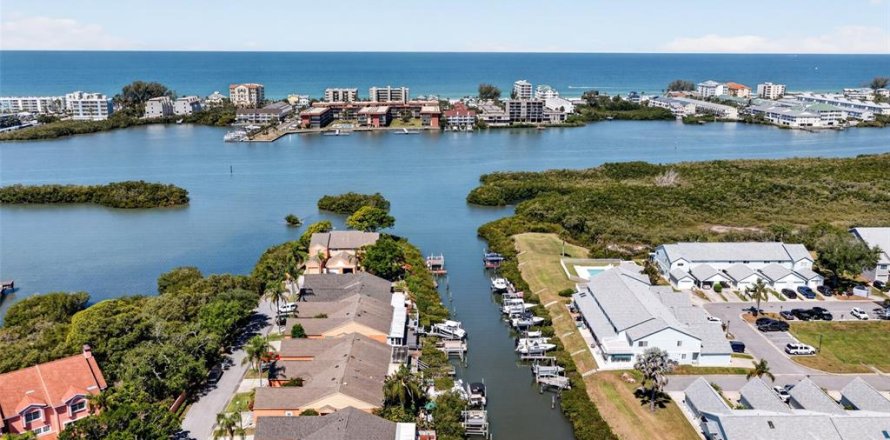 House in Seminole, Florida 2 bedrooms, 111.95 sq.m. № 2094145