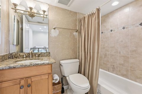 Townhouse in Indian Shores, Florida 2 bedrooms, 107.95 sq.m. № 2204528 - photo 27