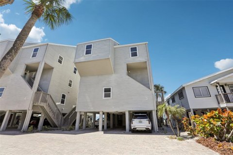 Townhouse in Indian Shores, Florida 2 bedrooms, 107.95 sq.m. № 2204528 - photo 4