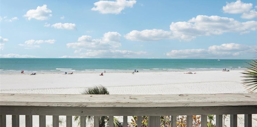 Townhouse in Indian Shores, Florida 2 bedrooms, 107.95 sq.m. № 2204528