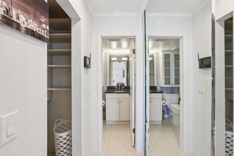 Townhouse in Indian Shores, Florida 2 bedrooms, 107.95 sq.m. № 2204528 - photo 23