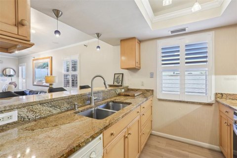 Townhouse in Indian Shores, Florida 2 bedrooms, 107.95 sq.m. № 2204528 - photo 11
