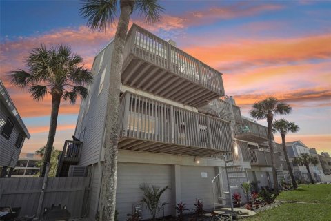 Townhouse in Indian Shores, Florida 2 bedrooms, 107.95 sq.m. № 2204528 - photo 2