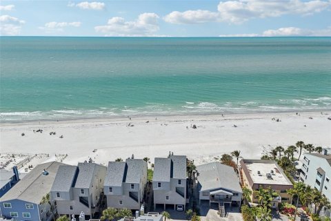 Townhouse in Indian Shores, Florida 2 bedrooms, 107.95 sq.m. № 2204528 - photo 3