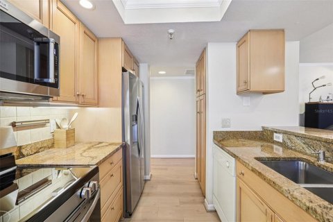 Townhouse in Indian Shores, Florida 2 bedrooms, 107.95 sq.m. № 2204528 - photo 12