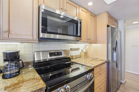 Townhouse in Indian Shores, Florida 2 bedrooms, 107.95 sq.m. № 2204528 - photo 10