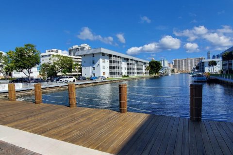 Condo in North Miami Beach, Florida, 1 bedroom  № 1936261 - photo 1