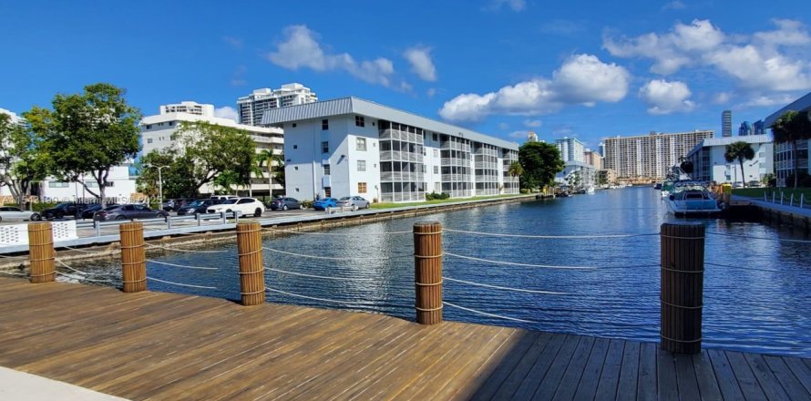 Condo in North Miami Beach, Florida, 1 bedroom  № 1936261