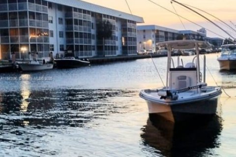 Condo in North Miami Beach, Florida, 1 bedroom  № 1936261 - photo 2