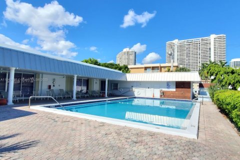 Condo in North Miami Beach, Florida, 1 bedroom  № 1936261 - photo 20