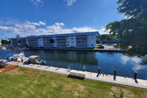 Condo in North Miami Beach, Florida, 1 bedroom  № 1936261 - photo 19