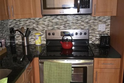 Condo in North Miami Beach, Florida, 1 bedroom  № 1936261 - photo 9
