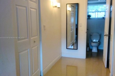 Condo in North Miami Beach, Florida, 1 bedroom  № 1936261 - photo 14