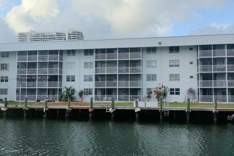 Condo in North Miami Beach, Florida, 1 bedroom  № 1936261 - photo 27