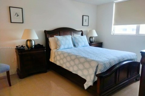 Condo in North Miami Beach, Florida, 1 bedroom  № 1936261 - photo 11