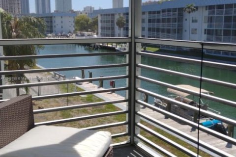 Condo in North Miami Beach, Florida, 1 bedroom  № 1936261 - photo 3