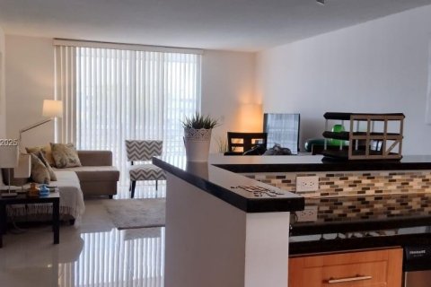 Condo in North Miami Beach, Florida, 1 bedroom  № 1936261 - photo 7