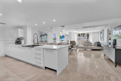 Condo in Sunny Isles Beach, Florida, 4 bedrooms № 2032477 - photo 9