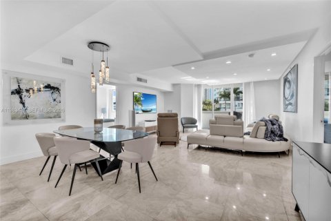 Condo in Sunny Isles Beach, Florida, 4 bedrooms № 2032477 - photo 11