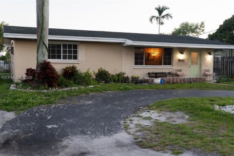 Дом в Пемброк-Пайнс, Флорида 3 спальни, 132.76м2 № 2066133