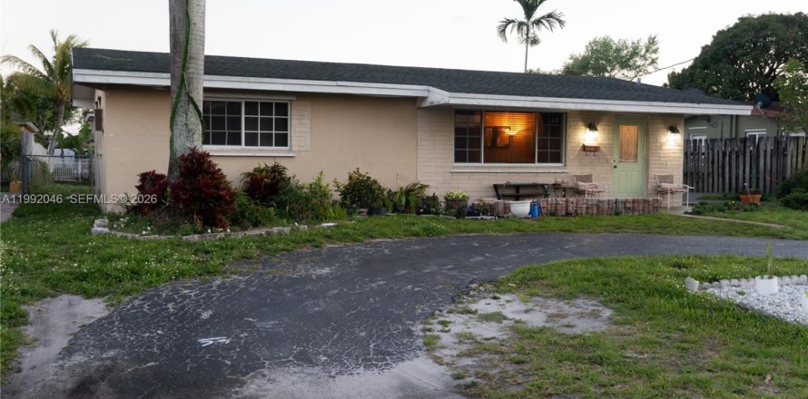 Дом в Пемброк-Пайнс, Флорида 3 спальни, 132.76м2 № 2066133