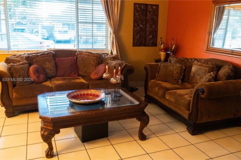 Купить виллу или дом в Пемброк-Пайнс, Флорида 3 спальни, 132.76м2, № 2066133 - фото 2