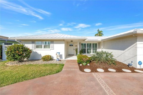 House in Treasure Island, Florida 3 bedrooms, 184.32 sq.m. № 2099408 - photo 2
