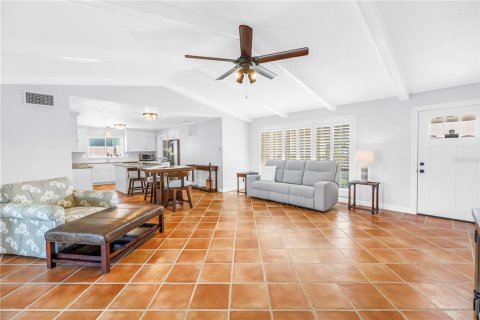 House in Treasure Island, Florida 3 bedrooms, 184.32 sq.m. № 2099408 - photo 7