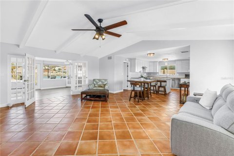 House in Treasure Island, Florida 3 bedrooms, 184.32 sq.m. № 2099408 - photo 6
