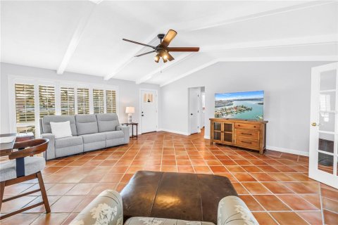 House in Treasure Island, Florida 3 bedrooms, 184.32 sq.m. № 2099408 - photo 8