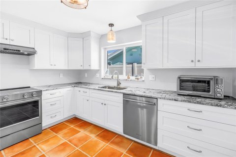 House in Treasure Island, Florida 3 bedrooms, 184.32 sq.m. № 2099408 - photo 18