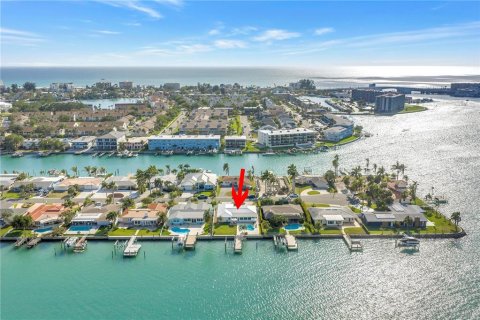 House in Treasure Island, Florida 3 bedrooms, 184.32 sq.m. № 2099408 - photo 4