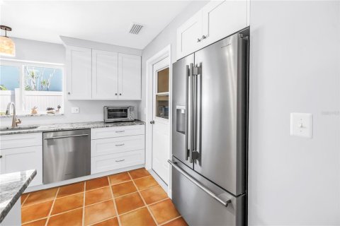 House in Treasure Island, Florida 3 bedrooms, 184.32 sq.m. № 2099408 - photo 17