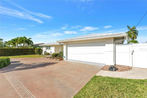 House in Treasure Island, Florida 3 bedrooms, 184.32 sq.m. № 2099408 - photo 3