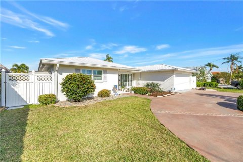 House in Treasure Island, Florida 3 bedrooms, 184.32 sq.m. № 2099408