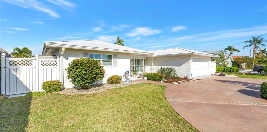 House in Treasure Island, Florida 3 bedrooms, 184.32 sq.m. № 2099408