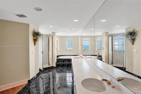 Condominio en venta en Fort Lauderdale, Florida, 3 dormitorios, 306.58 m2 № 2027285 - foto 19