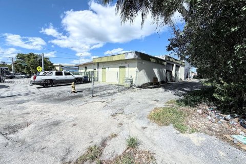 Propiedad comercial en venta en Miami, Florida № 2038822 - foto 18